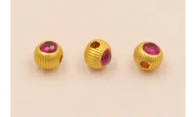 Bola aplastada Dorada 3*2mm con cristal Fuxia / Cuentas Metálicas de Latón / Zamak