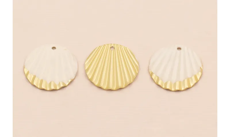 Concha estriada de 16mm Oro Mate Y Blanco / Cuentas Metálicas de Latón / Zamak