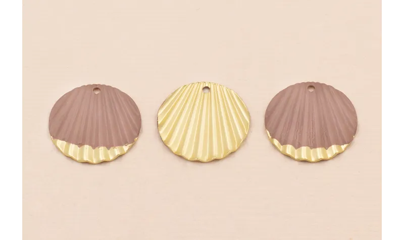 Concha estriada de 16mm Oro Mate y Morado / Cuentas Metálicas de Latón / Zamak
