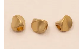 entrepieza triangular 4*3mm Latón pullido / Cuentas Metálicas de Latón / Zamak