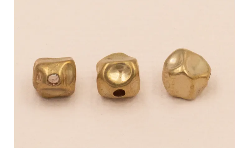Pieza cúbica irregular de 5*5mm Latón pulido / Cuentas Metálicas de Latón / Zamak