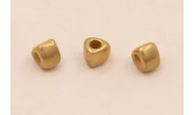 Entrepieza triangular 2*2mm Latón pulido / Cuentas Metálicas de Latón / Zamak
