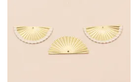Colgante abanico 26*10mm borde Blanco / Cuentas Metálicas de Latón / Zamak