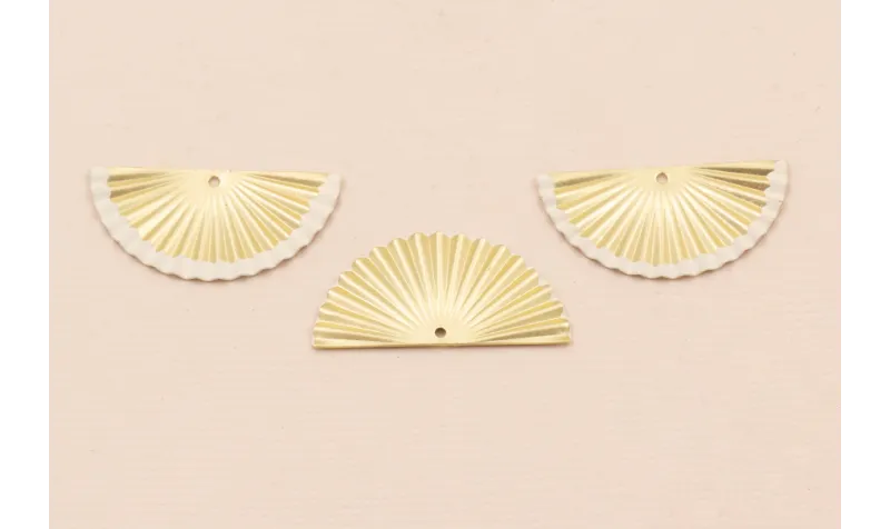 Colgante abanico 26*10mm borde Blanco / Cuentas Metálicas de Latón / Zamak