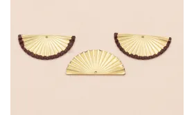 Colgante abanico 26*10mm borde Granate / Cuentas Metálicas de Latón / Zamak