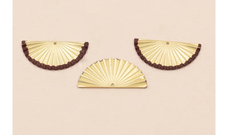 Colgante abanico 26*10mm borde Granate / Cuentas Metálicas de Latón / Zamak