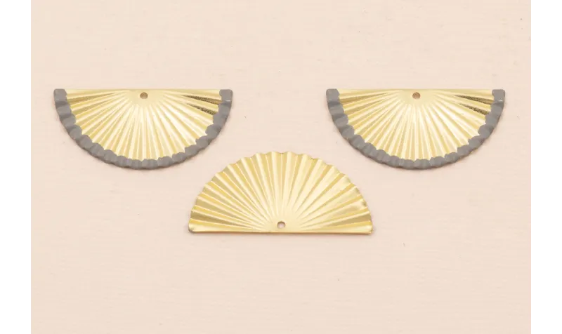 Colgante abanico 26*10mm borde Gris / Cuentas Metálicas de Latón / Zamak