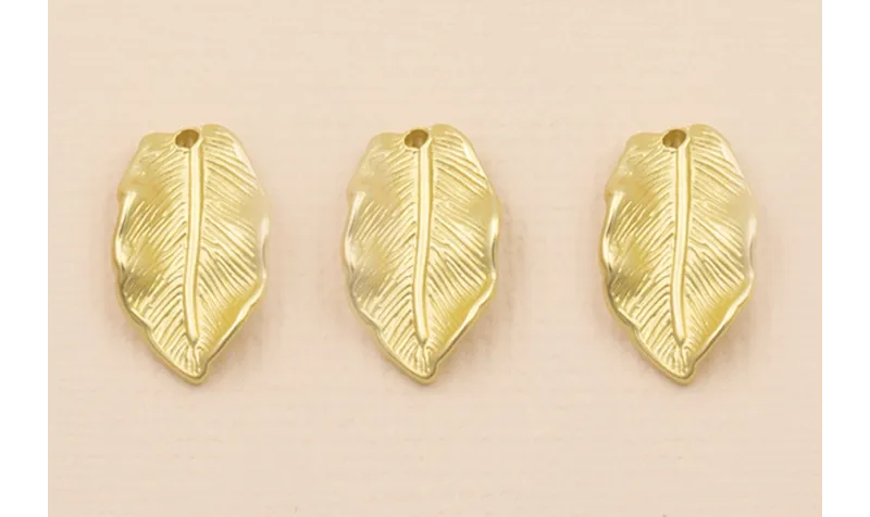 Colgante Hoja 16*8mm Oro Mate / Cuentas Metálicas de Latón / Zamak