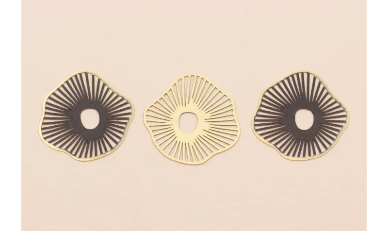 Colgante Forma Radiante 35mm Oro Mate y Negro / Cuentas Metálicas de Latón / Zamak