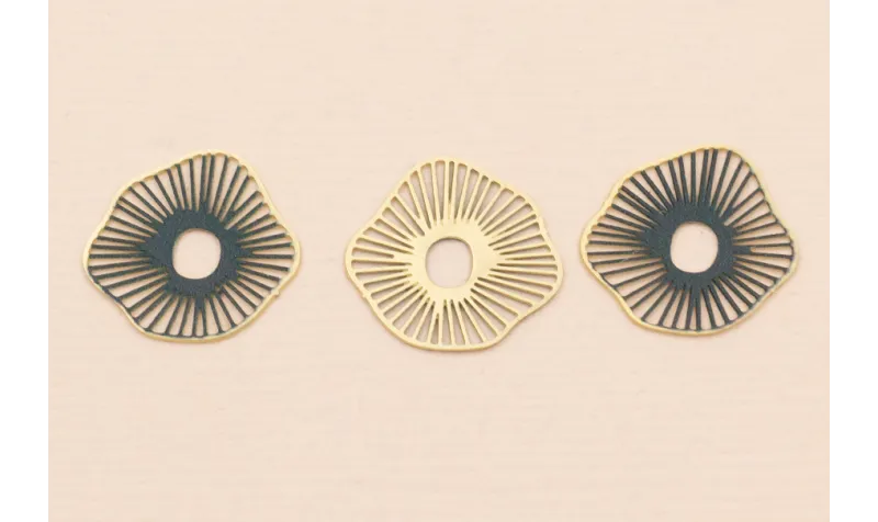 Colgante Forma Radiante 35mm Oro Mate y Verde / Cuentas Metálicas de Latón / Zamak