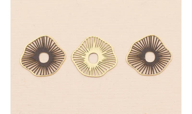Colgante Forma Radiante 20mm Oro Mate y Negro / Cuentas Metálicas de Latón / Zamak