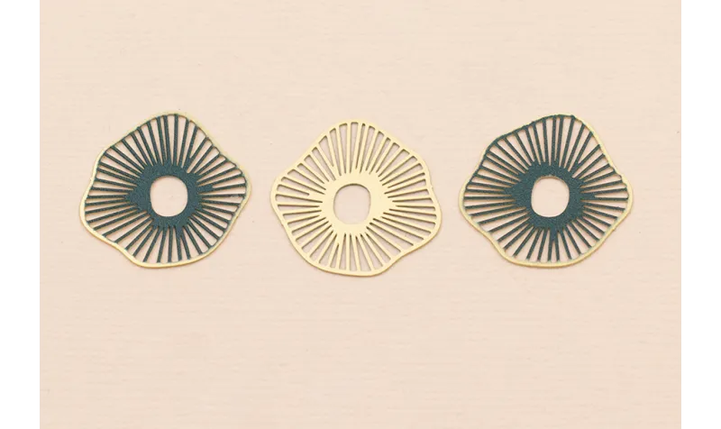 Colgante Forma Radiante 20mm Oro Mate y Verde / Cuentas Metálicas de Latón / Zamak