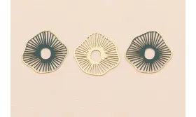 Colgante Forma Radiante 20mm Oro Mate y Verde / Cuentas Metálicas de Latón / Zamak