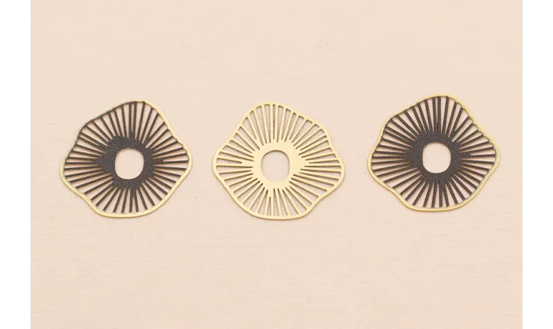 Colgante Forma Radiante 15mm Oro Mate y Negro / Cuentas Metálicas de Latón / Zamak