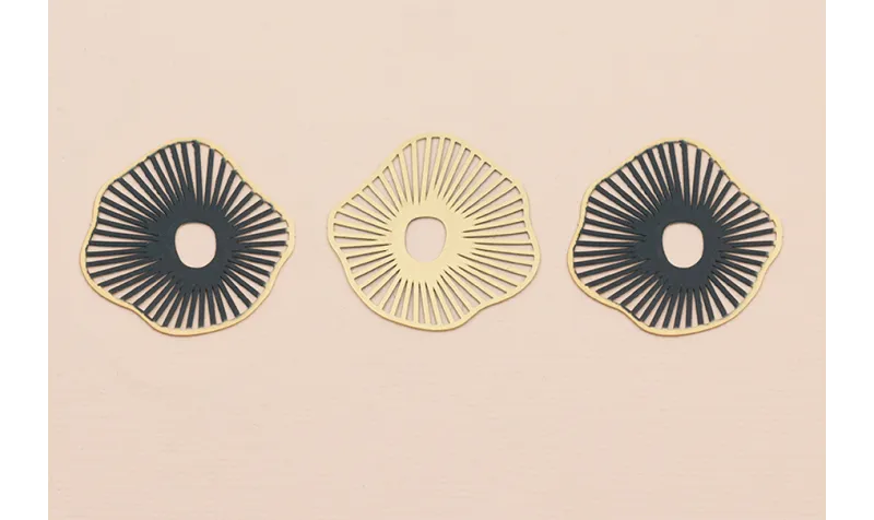 Colgante Forma Radiante 15mm Oro Mate y Verde / Cuentas Metálicas de Latón / Zamak