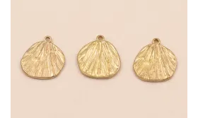 Colgante Hoja labrada 16*16mm Latón pulido / Cuentas Metálicas de Latón / Zamak