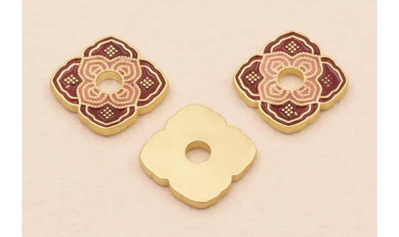 Pieza para Colgar Cuadrado 15*15*2mm Grana y Rosa / Cuentas Metálicas de Latón / Zamak