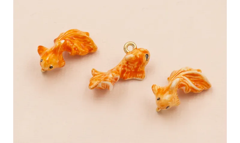 Colgante Pez Naranja y Blaco 20*8mm / Cuentas Metálicas de Latón / Zamak