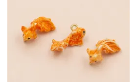 Colgante Pez Naranja y Blaco 20*8mm / Cuentas Metálicas de Latón / Zamak