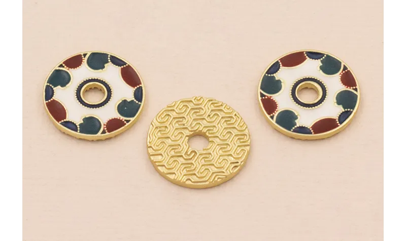 Colgante Disco 17*2mm Esmalte Blanco verde y rojo / Cuentas Metálicas de Latón / Zamak