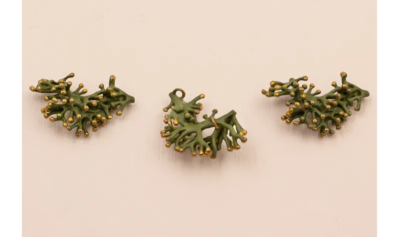 Colgante Coral 32*25mm verde Mate / Cuentas Metálicas de Latón / Zamak
