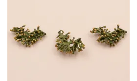 Colgante Coral 32*25mm verde Mate / Cuentas Metálicas de Latón / Zamak