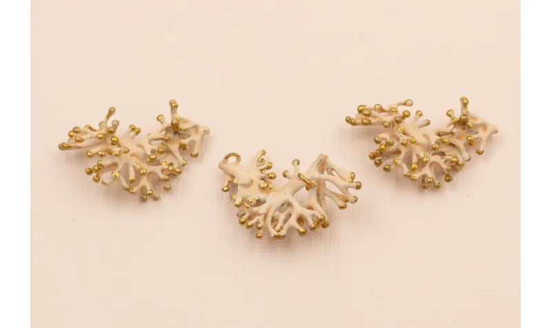 Colgante Coral 32*25mm Crema Mate / Cuentas Metálicas de Latón / Zamak