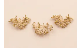 Colgante Coral 32*25mm Crema Mate / Cuentas Metálicas de Latón / Zamak