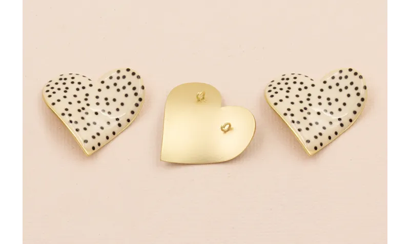 Colgante Corazón 35*30 Blanco Motas Negras O. Mate / Cuentas Metálicas de Latón / Zamak