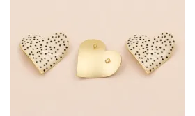 Colgante Corazón 35*30 Blanco Motas Negras O. Mate / Cuentas Metálicas de Latón / Zamak