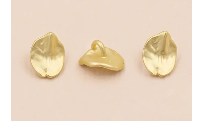 Colgante Hoja Arqueada 8*6mm Oro Mate / Cuentas Metálicas de Latón / Zamak