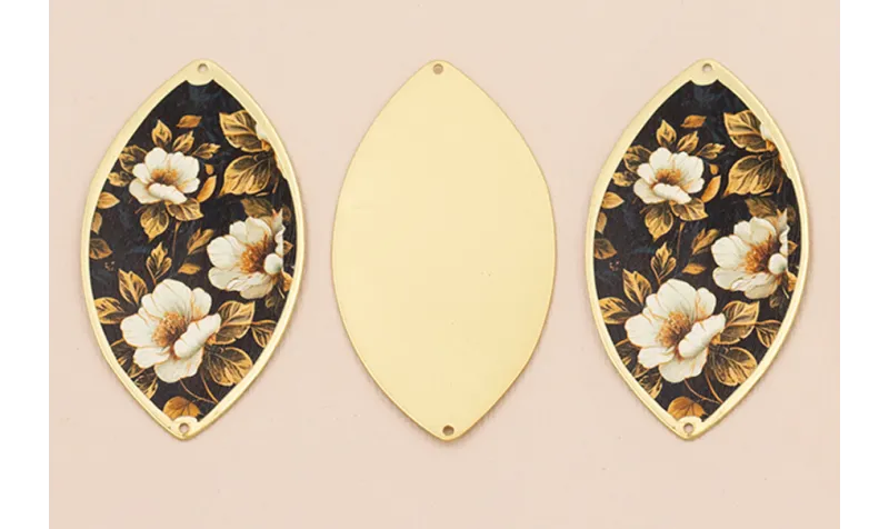 Ovalo 60*33  Oro Mate Rosas Blancas Fondo Negro / Cuentas Metálicas de Latón / Zamak