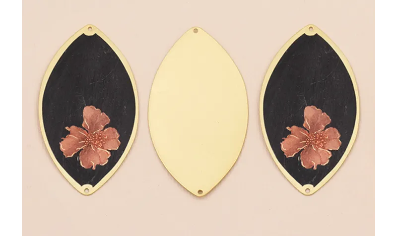 Ovalo 60*33  Oro Mate Flor Rosa Fondo Negro / Cuentas Metálicas de Latón / Zamak