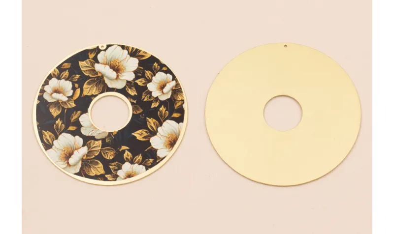 Disco 60mm  Oro Mate Rosas Blancas Fondo Negro / Cuentas Metálicas de Latón / Zamak