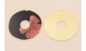Disco 60mm  Oro Mate Flor Rosa Fondo Negro / Cuentas Metálicas de Latón / Zamak