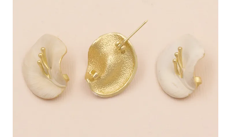 Broche Flor Blanca 27/20mm Oro Mate / Broches de Latón / Zamak