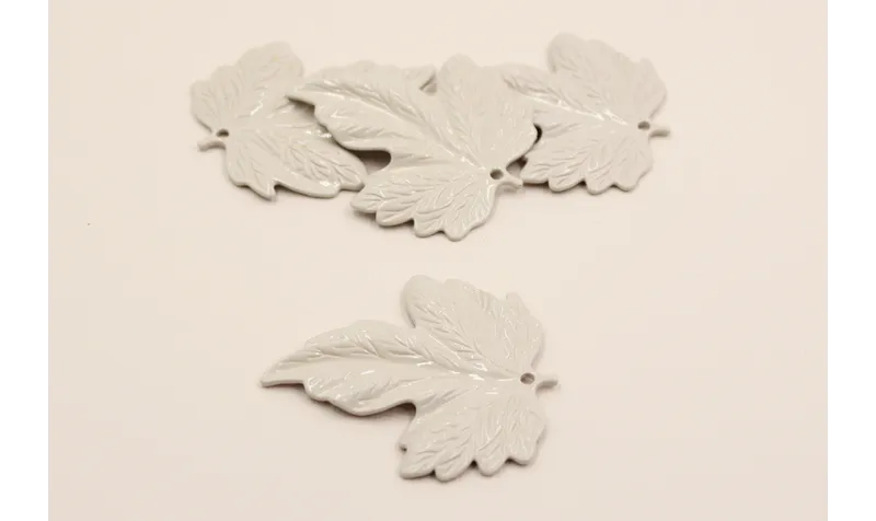 Hoja Grande 60*50mm Visón claro / Cuentas Metálicas de Latón / Zamak