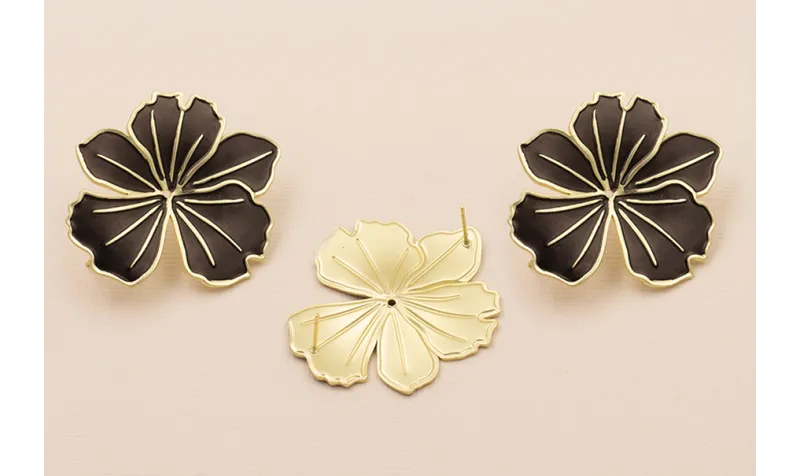 Pendiente Flor 45*40 2 pernos Oro Mate y Negro / Base Pendientes 