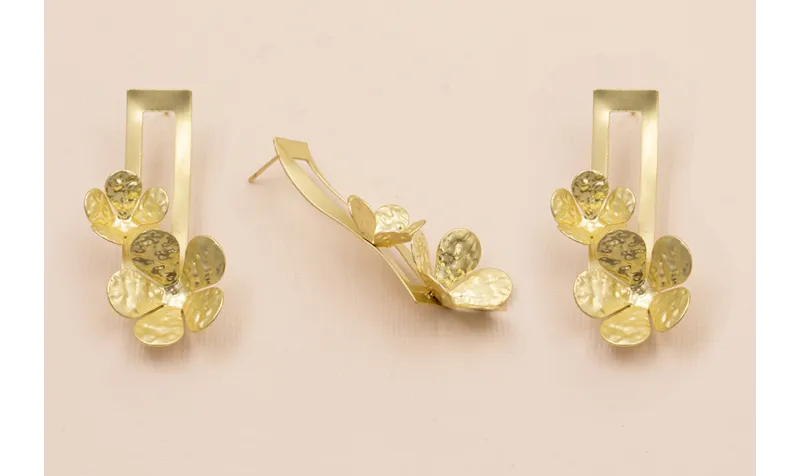 Perno Dos Flores sobre rectangulo Oro Mate 55*30 / Base Pendientes 