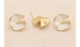 Perno Flor 18mm  Oro Mate Esmalte Blanco Mate / Base Pendientes 