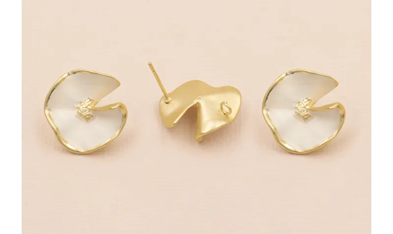 Perno Flor 18mm  Oro Mate Esmalte Blanco Mate / Base Pendientes 