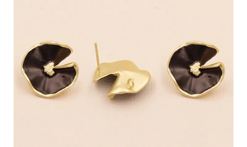 Perno Flor 18mm  Oro Mate Esmalte Negro Mate / Base Pendientes 