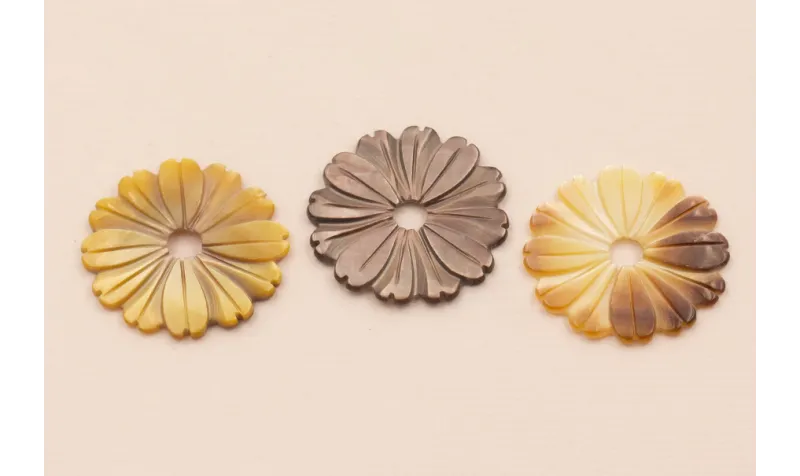 Flor Labrada Nacar Oscuro de 23mm diámetro /Cuentas de  Nacar