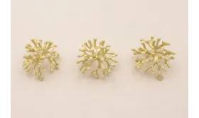 Colgante Coral 25*25*12mm Oro Mate Esmalte Crema / Cuentas Metálicas de Latón / Zamak