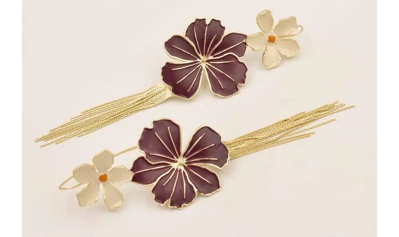 Pendientes perno flor esmaltada beige con flor esm