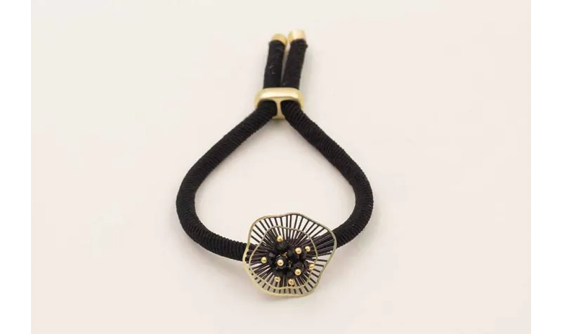 Pulsera de goma negra con colgantes radiantes negr