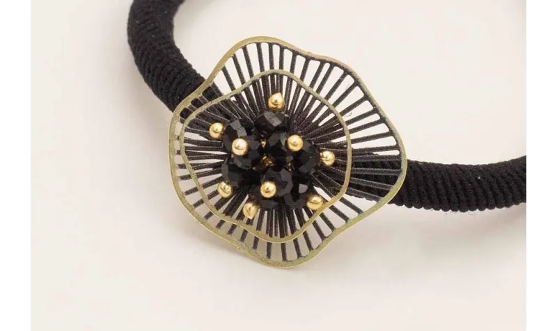 Pulsera de goma negra con colgantes radiantes negr