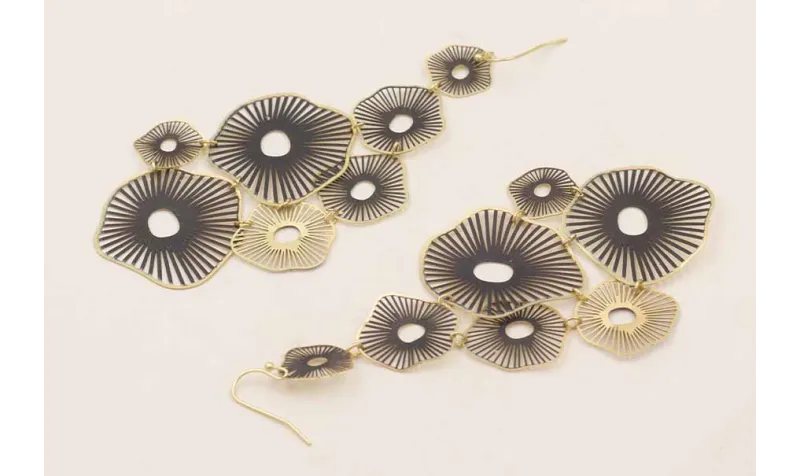 Pendientes colgantes radiantes negros entrelazados