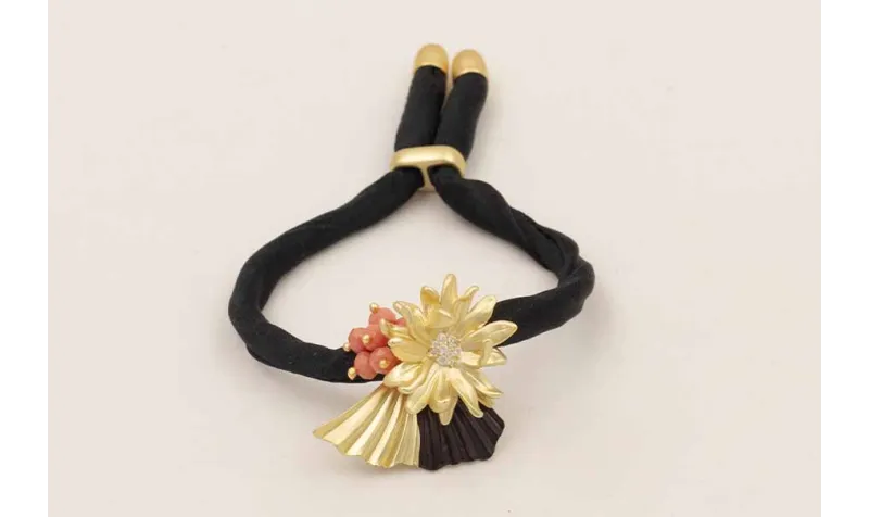 Pulsera de seda rellena negra con flor mate con br