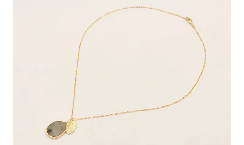 Collar con cadena de eslabón pequeño, hoja dorada